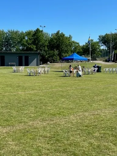 Förberedelser på midsommar morgon. Trubaduren för året th. Rufus Jeppsson.