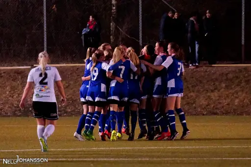 Stor glädje i laget efter seger mot seriekollegan Laholms FK. Foto: Nelli Johansson