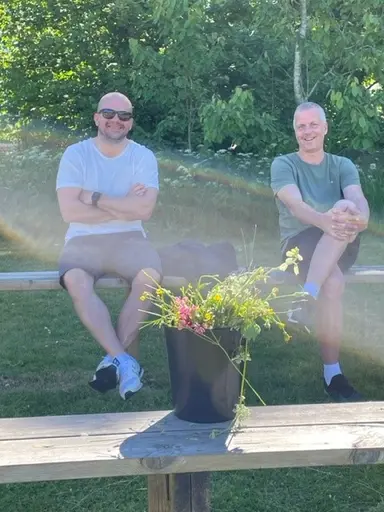 Förberedelser på midsommar morgon. Trubaduren för året th. Rufus Jeppsson.