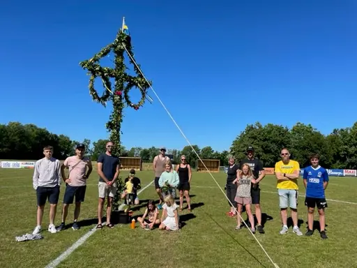 Förberedelser på midsommar morgon. Trubaduren för året th. Rufus Jeppsson.