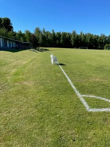 Förberedelser på midsommar morgon. Trubaduren för året th. Rufus Jeppsson.