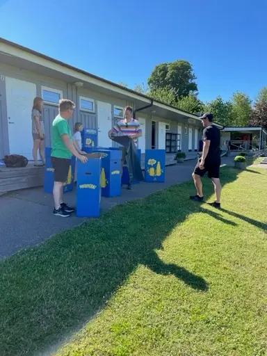Förberedelser på midsommar morgon. Trubaduren för året th. Rufus Jeppsson.