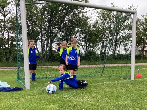 Malkolm Nilsson Säfqvist, till vardags målvakt i HBK, drillar tjejerna i F14/15 i målvaktsspel.