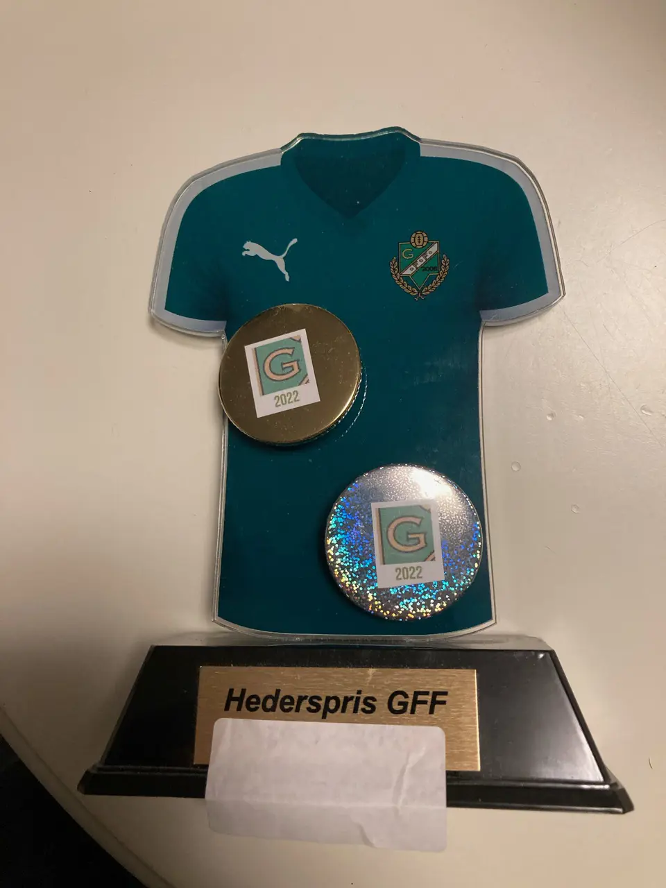 Nu är vi i gång och distribuerar Guld- och Platina medlemmarnas pins. I god tid för att kunna bevista årets första hemmamatcher på Örevång för GFF s damer och herrar•