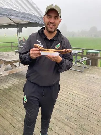 Överst t vä.3 av våra duktiga ungdomsdomare, Patrik från Tomatens Hus sköter grillen, Ordf testar "Tyskens"  goa korv, nederst t.v. Cupgeneralskan Ann- Sofie o t. hö. "DomarEllen" o tjejerna i GFF vit