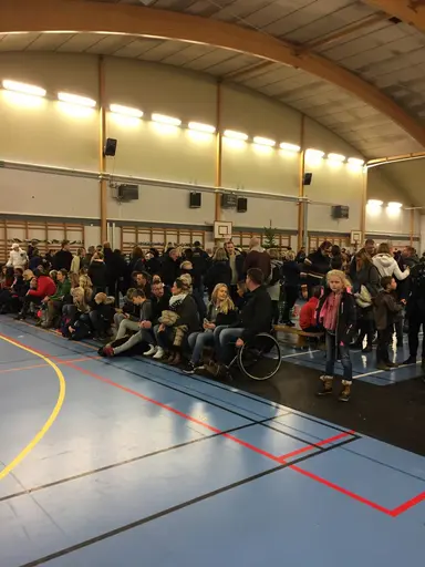 lite vimmelbilder! Uppesittarlotter, bingolotto kalender och granar fortsätter vi att sälja fram till den 22.