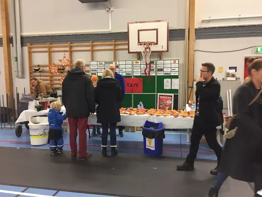 lite vimmelbilder! Uppesittarlotter, bingolotto kalender och granar fortsätter vi att sälja fram till den 22.