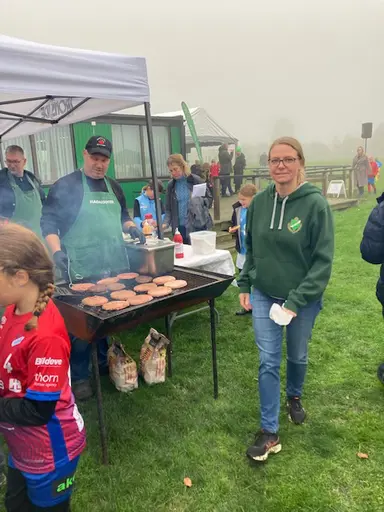 Överst t vä.3 av våra duktiga ungdomsdomare, Patrik från Tomatens Hus sköter grillen, Ordf testar "Tyskens"  goa korv, nederst t.v. Cupgeneralskan Ann- Sofie o t. hö. "DomarEllen" o tjejerna i GFF vit