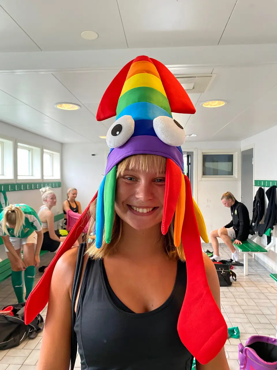 Efter matchen så fick Alice mottaga vandringspriset som matchens lirare