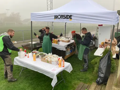 Överst t vä.3 av våra duktiga ungdomsdomare, Patrik från Tomatens Hus sköter grillen, Ordf testar "Tyskens"  goa korv, nederst t.v. Cupgeneralskan Ann- Sofie o t. hö. "DomarEllen" o tjejerna i GFF vit