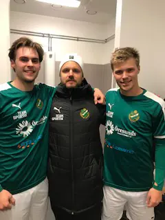 Två premiärmålskyttar samt huvudtränare, från v: Johan, Dahl och VG