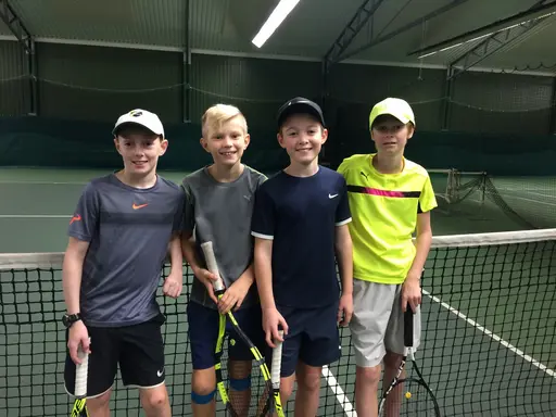 P12-laget: Hugo Pettersen Forsberg, Oscar Westdahl, Tristan Boylan och Edvin Daläng. F14-laget: Nora Olausson, Nora Westdahl, Anouk Oderkerk och Ingrid Sjöstrand