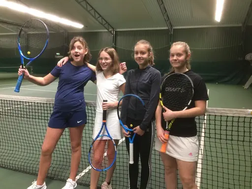 P12-laget: Hugo Pettersen Forsberg, Oscar Westdahl, Tristan Boylan och Edvin Daläng. F14-laget: Nora Olausson, Nora Westdahl, Anouk Oderkerk och Ingrid Sjöstrand