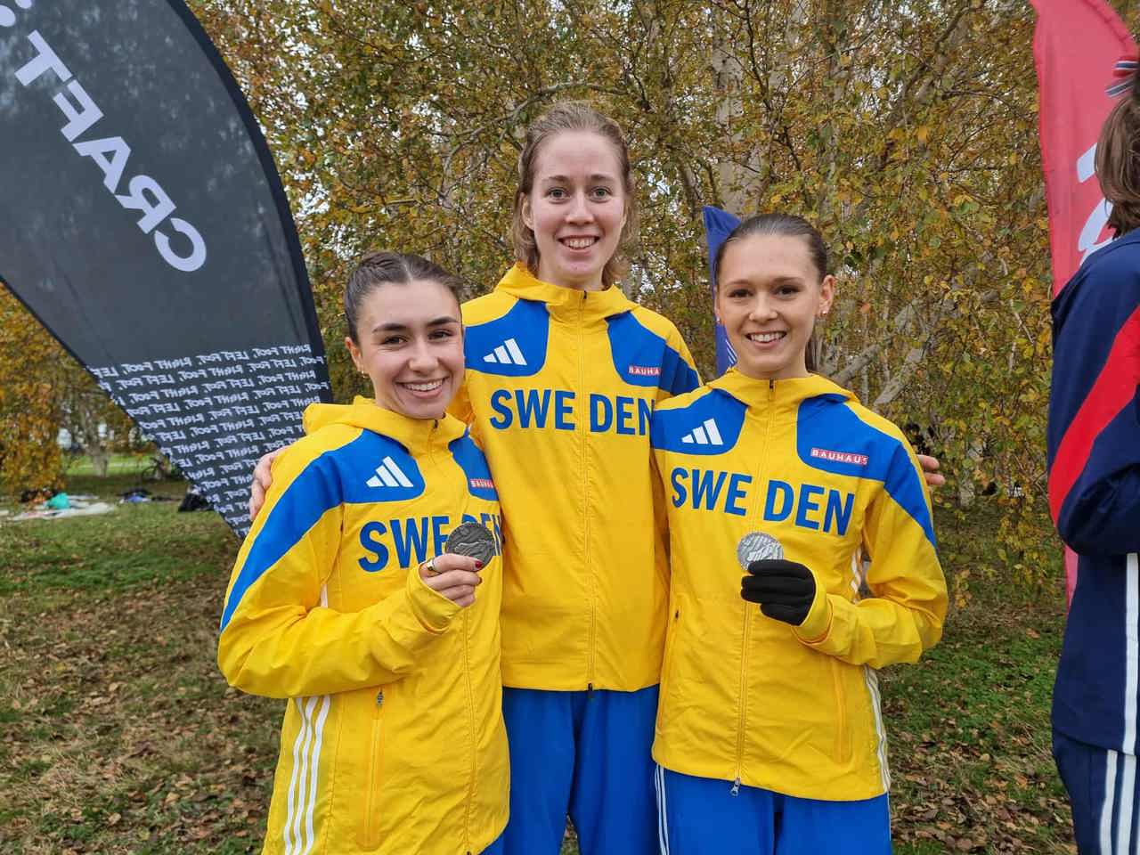 Det svenska silverlaget med den individuella segraren Evelina Henriksson i mitten