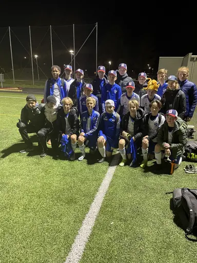 Seriematcher, cup i Skellefteå, nya lag-kepsar och avslutning i klubblokalen