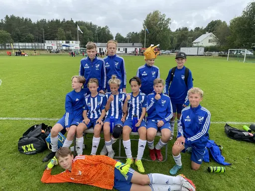 Seriematcher, cup i Skellefteå, nya lag-kepsar och avslutning i klubblokalen