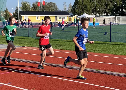 Stebastian Amnéus leder P13 1500m. Stafettlaget 13-14 med IFK Harry, Sebastian, Julia, Knut, Alina och Emina.