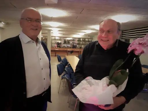 Kort 1: Ivar Söderlind tackar Åke Swahn för en uppskattad underhållning                Kort 2: Walter Johansson gratulerar den nyblivne 75-åringen Ivar Söderlind