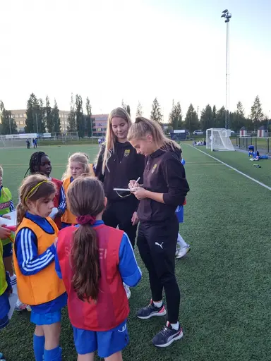 Therese och Eva från UIK:s A-lag kom till tjejernas träning.