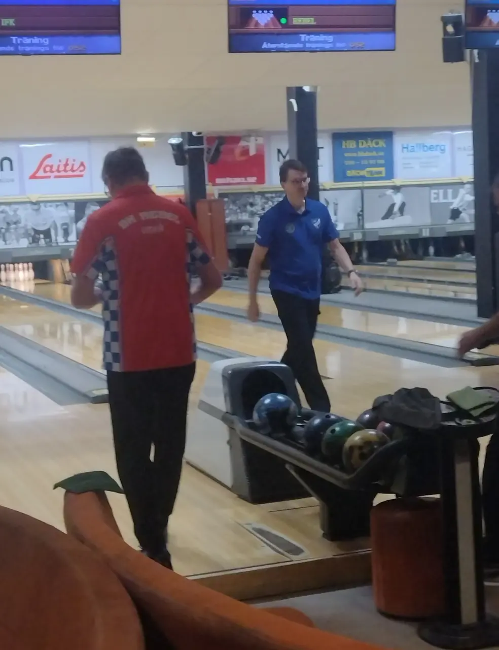 Här möts två av matchens bästa spelare. Visserligen vann BK Rebels X:et bordet, men totalen, den tog IFK:s Jonsson hand om. 😊