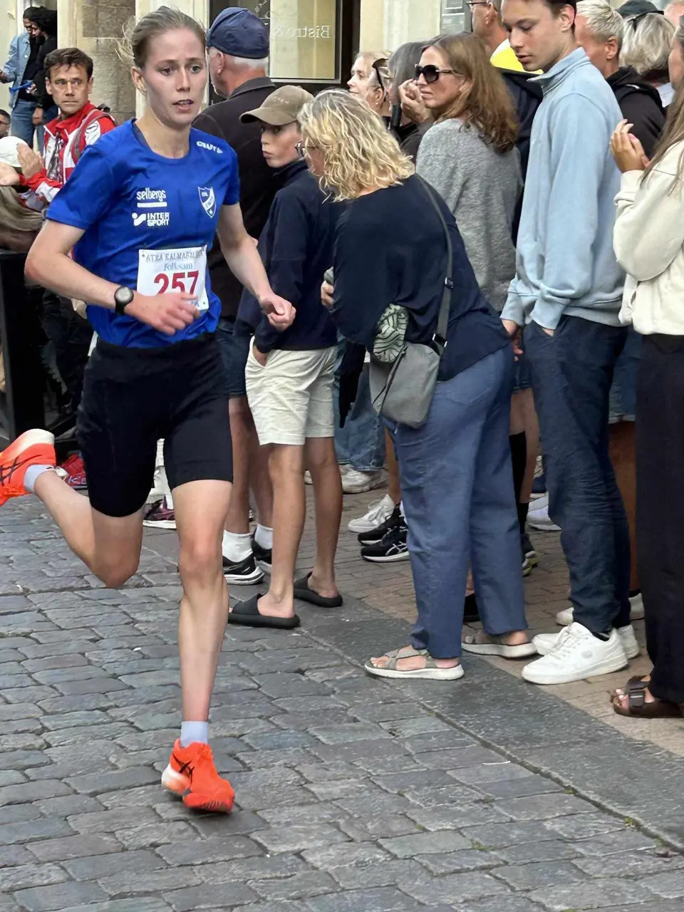Bronsmedaljören Evelina Henriksson ses här storma fram på Kalmars gator.