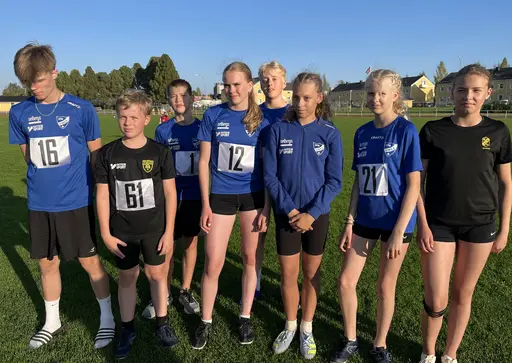 Stebastian Amnéus leder P13 1500m. Stafettlaget 13-14 med IFK Harry, Sebastian, Julia, Knut, Alina och Emina.