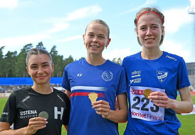 Liv Dinis Hälle IF, Vera Sjöberg Täby IS, Evelina Henriksson IFK Umeå Foto: @deca_text_och_bild