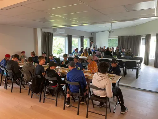En varm juni med match + bad i Vännäsby och Umeälven samt en rolig kväll i Anumark med fotbollsgolf och hamburgare (och föräldrar).