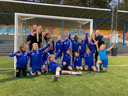 Therese och Eva från UIK:s A-lag kom till tjejernas träning.