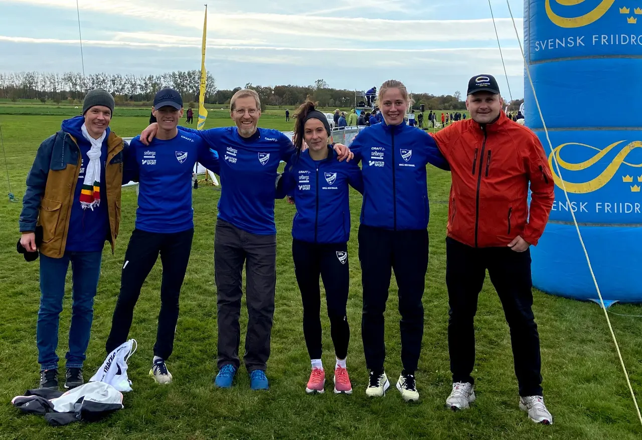Ett gäng blåvita löpare nere i Höganäs. Fr.v.; Mikkel Knif, Erik Linnér, Jan Karlsson, Charlotte Andersson, Evelina Henriksson och Göran Kero.