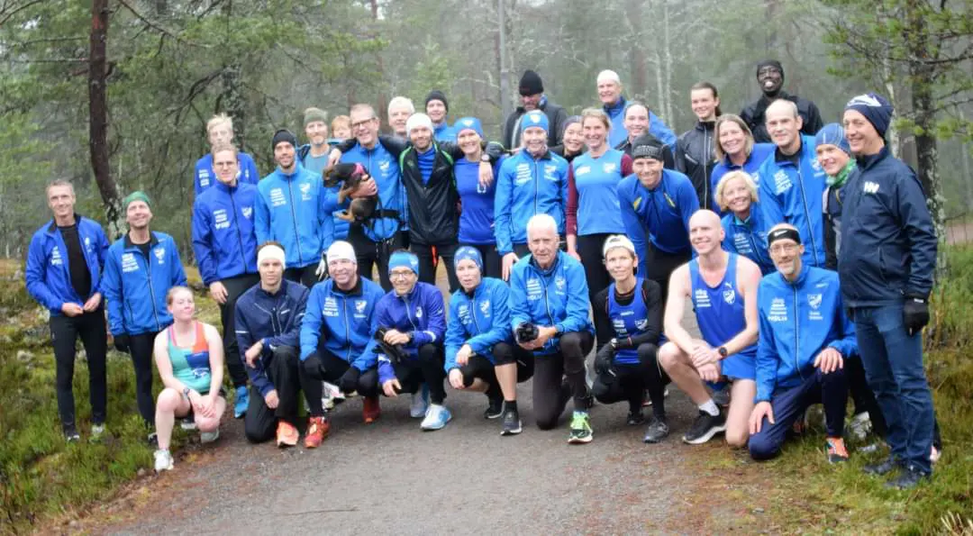 Deltagarna i KM i löpning pustar ut på en gruppbild efter väl genomförd tävling. Foto: Thomas Björklund