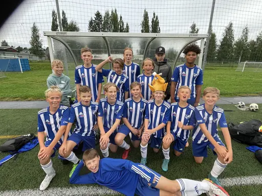 Seriematcher, cup i Skellefteå, nya lag-kepsar och avslutning i klubblokalen