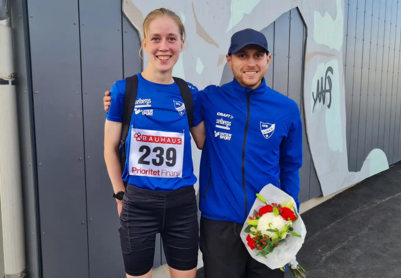Två glada silvermedaljörer i form av Evelina Henriksson och Albert Ottander Foto: Daniel Ragnvaldsson