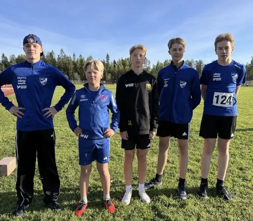 Jonatha Olofsson. Västerbottens stafettlag i P13 Harry Signal, Joel Wirén, Joel Almqvist, Erik Lundbäck, Jonathan Olofsson. Albert Ottander vinner spjut. Göran Kero tävlingsledare. Foto VK