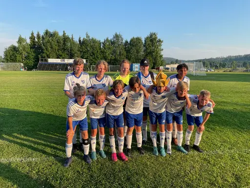 En varm juni med match + bad i Vännäsby och Umeälven samt en rolig kväll i Anumark med fotbollsgolf och hamburgare (och föräldrar).