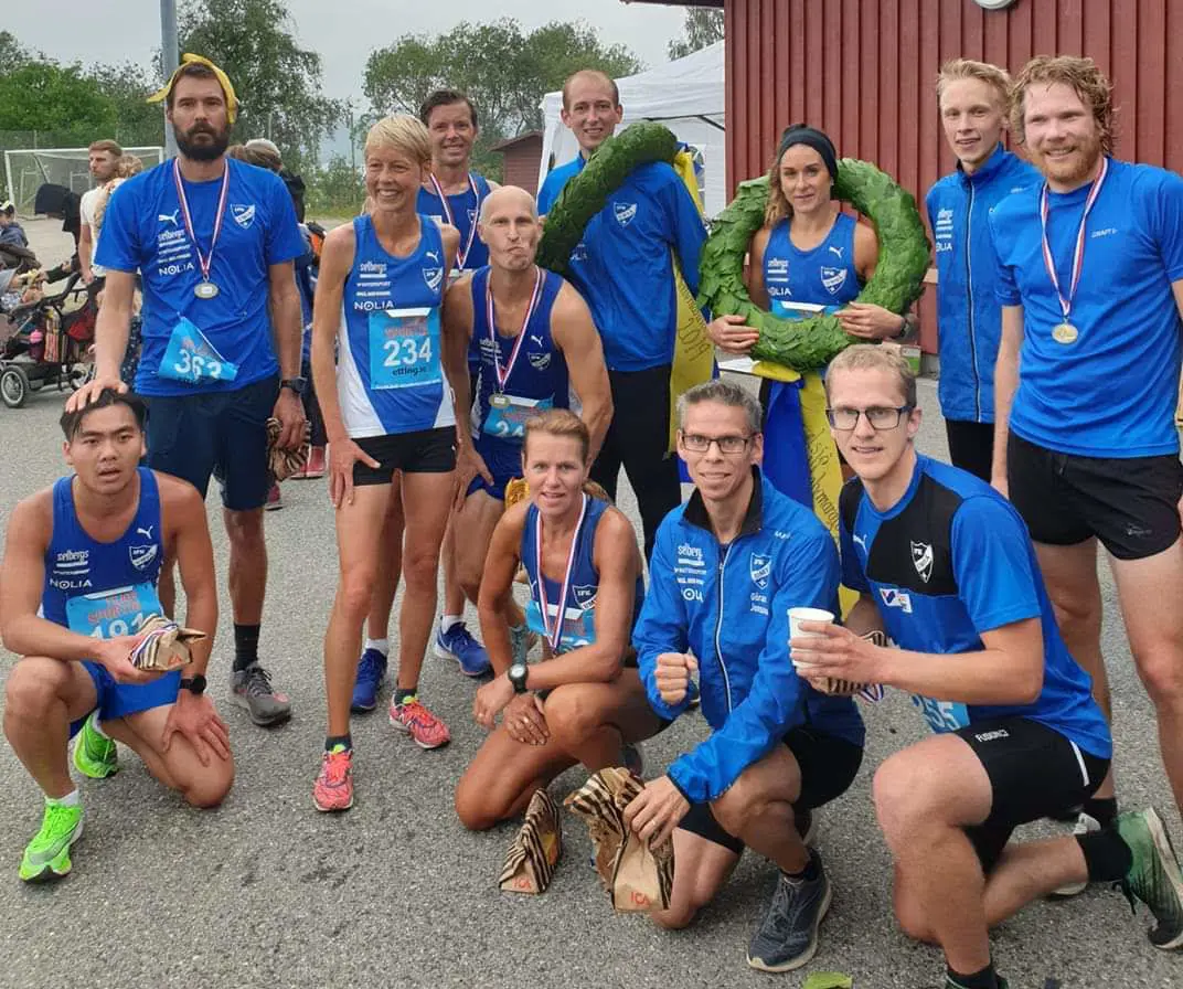 Några av alla IFK:are som sprang i Tavelsjö idag (Foto: Thomas Björklund)