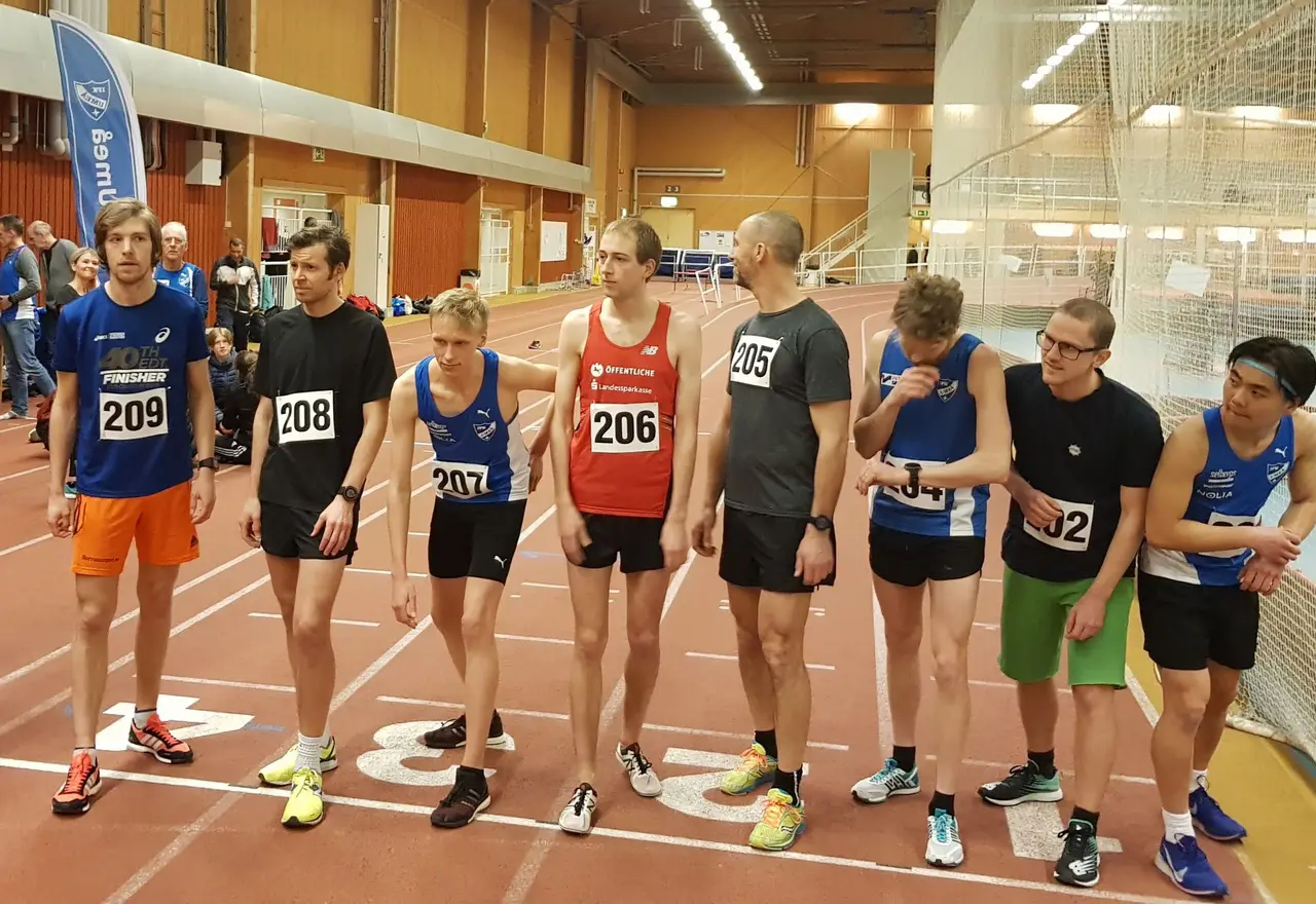 Start för A-heatet med snabbe Karsten Meier i fokus (start.nr. 206)