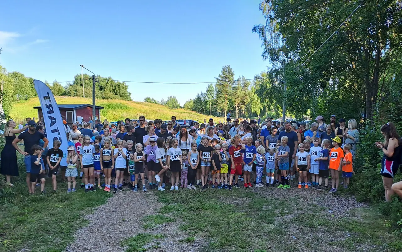 Härligt sommarväder och ett nytt deltagarrekord när Skärgårdsloppet i Holmsund sprangs