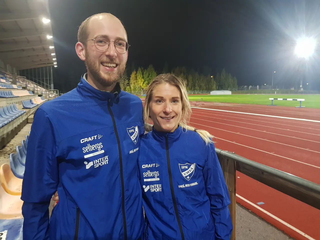 Karsten Meier och Charlotte i elljuset på Campus Friidrottsarena