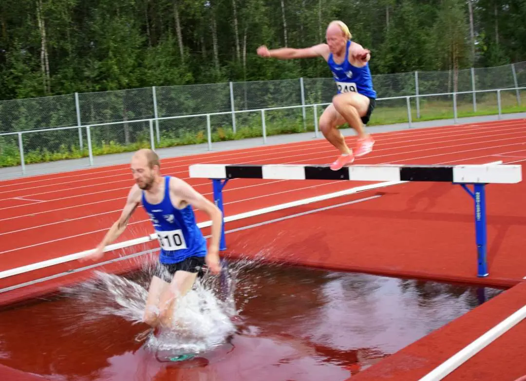 Tätduon med Karsten Meier och Patrik Wikström passerar vattengraven (foto: Thomas Björklund)