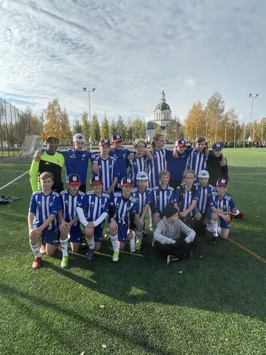 Seriematcher, cup i Skellefteå, nya lag-kepsar och avslutning i klubblokalen