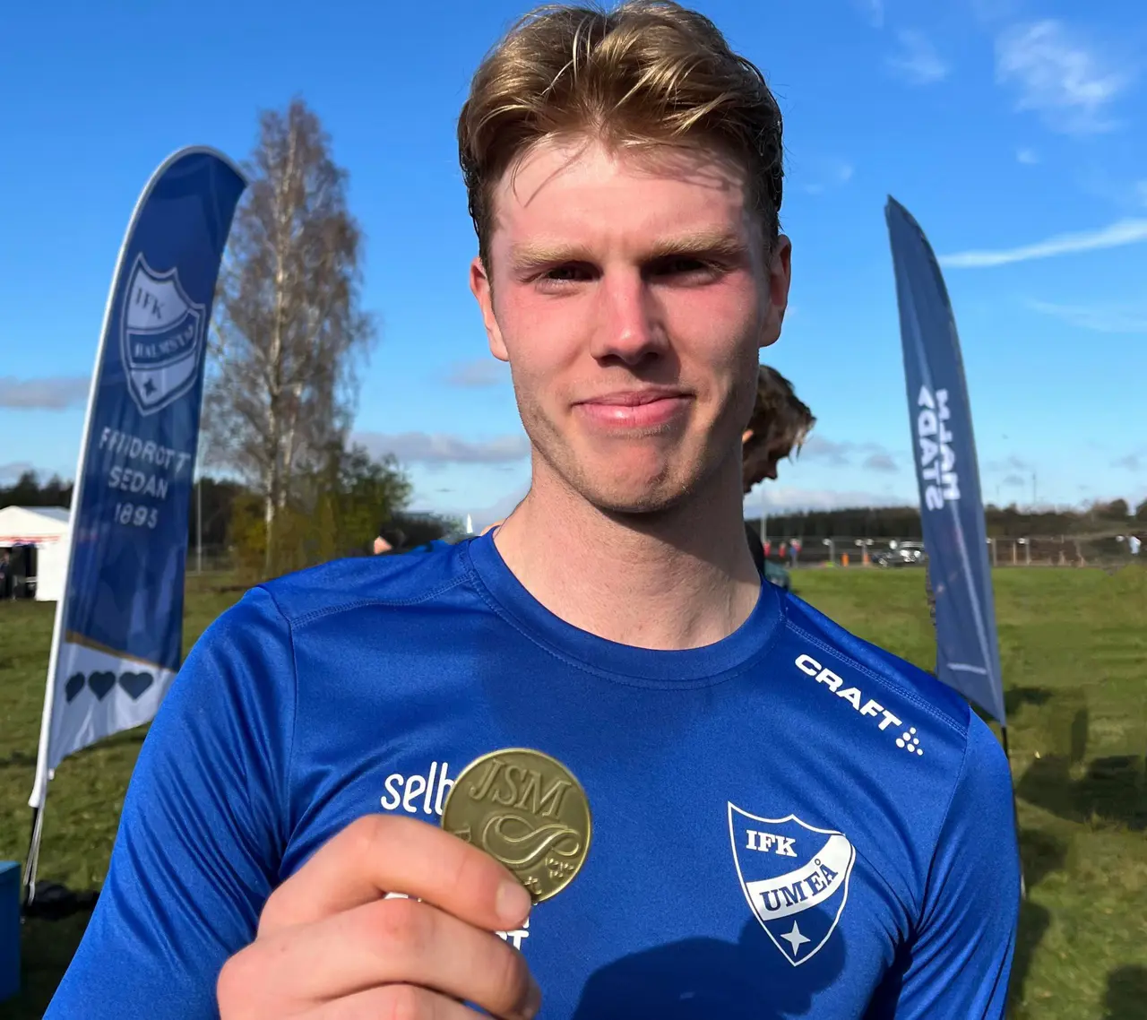 Benjamin Näslund med bronsmedaljen i sin hand Foto: Erik Linnér