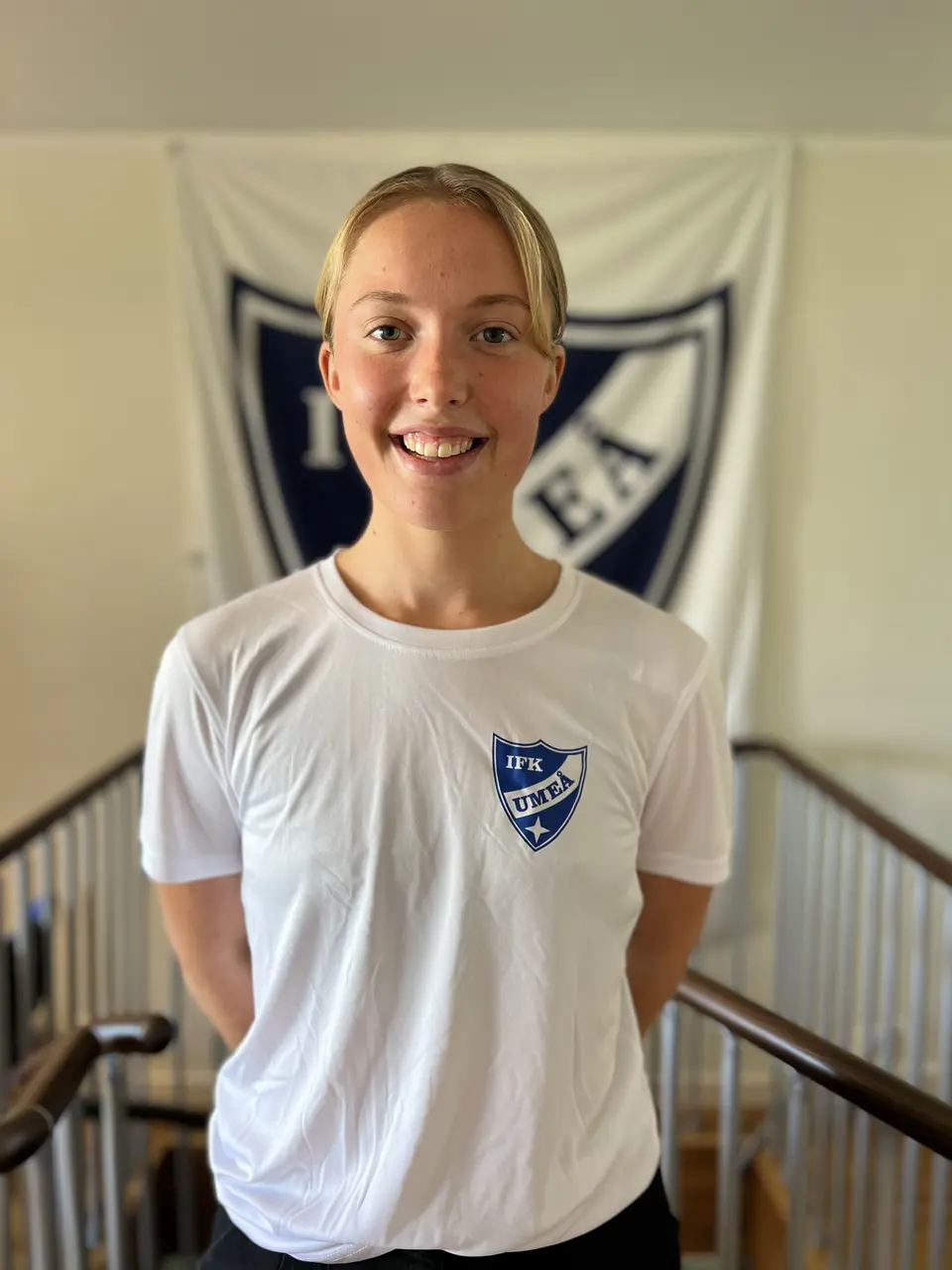 På bilden är Elsa Carlsson. Hon är IFK Umeå fotbolls senaste nytillskott i form av en studerande fysioterapeut