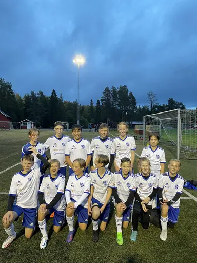 Seriematcher, cup i Skellefteå, nya lag-kepsar och avslutning i klubblokalen