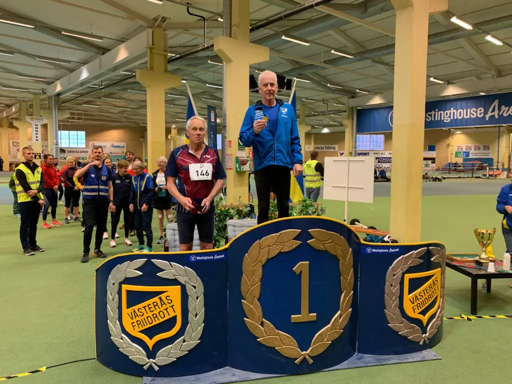 Sune Persson överst på prispallen efter helgens 400 m-lopp på IVSM