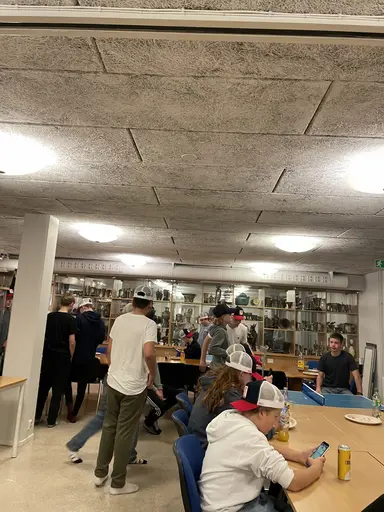 Seriematcher, cup i Skellefteå, nya lag-kepsar och avslutning i klubblokalen