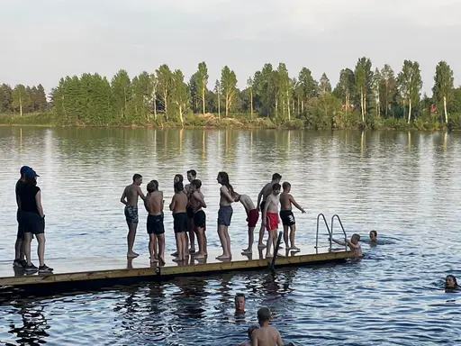 En varm juni med match + bad i Vännäsby och Umeälven samt en rolig kväll i Anumark med fotbollsgolf och hamburgare (och föräldrar).