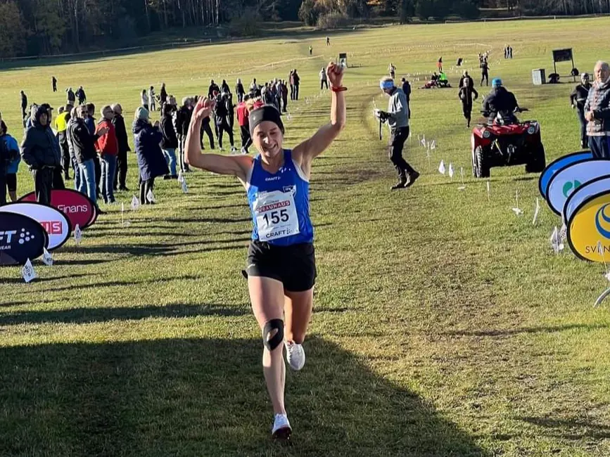 Silverjubel när Charlotte Andersson korsar mållinjen på Terräng-SM, 10 km. Foto: Thomas Björklund
