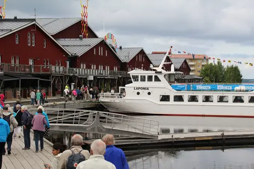 1. Sture Lundmark inspekterar gruppen före avresa med M/S Laponia.