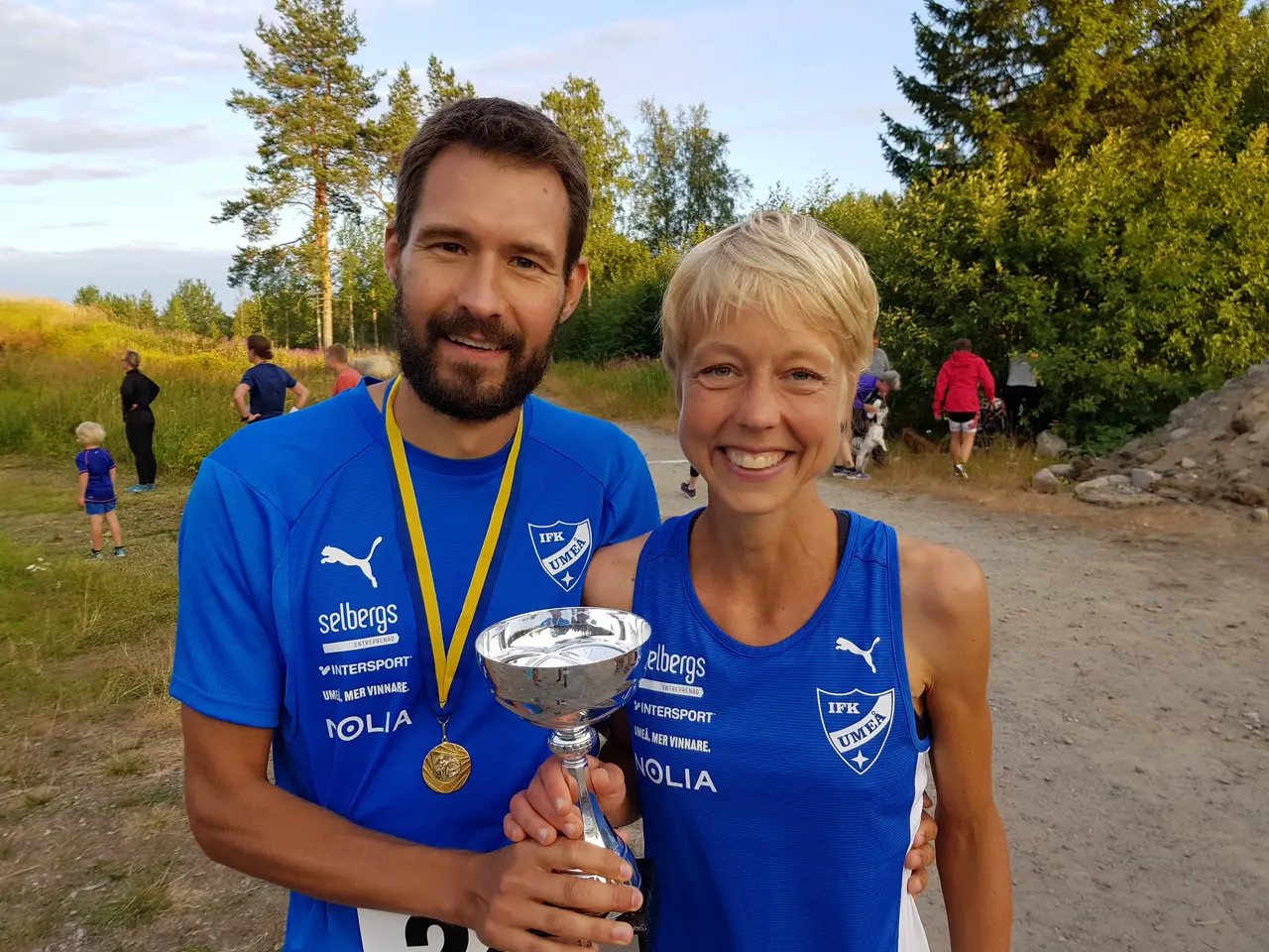 Rikki och Anna med segerpokalen